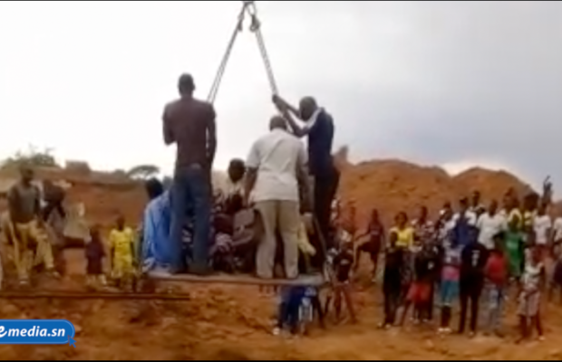 Thierno Alassane Sall médusé par la grue faisant traverser les populations de Sinthiou Garba