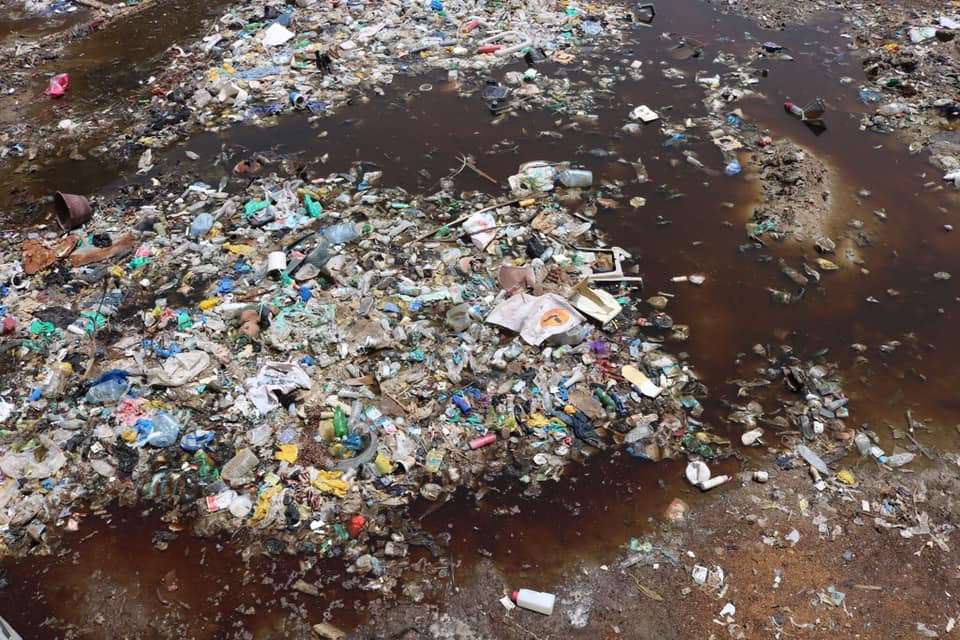 Tas de déchets mélangé à l'eau de pluie au quartier de Cité Niakh