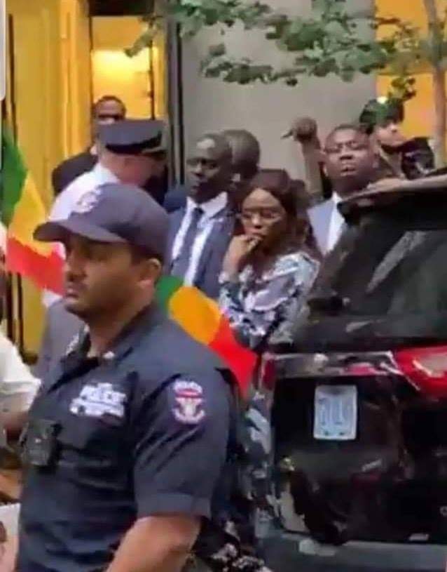Manif De Sénégalais À New York : Marème FAYE SALL En Mode « Diakhlé » (Photos)