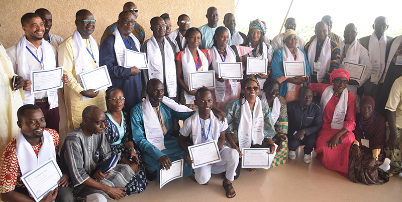 Photo de famille des 22 participants avec le recteur de l'UGB, Ousmane THIARÉ