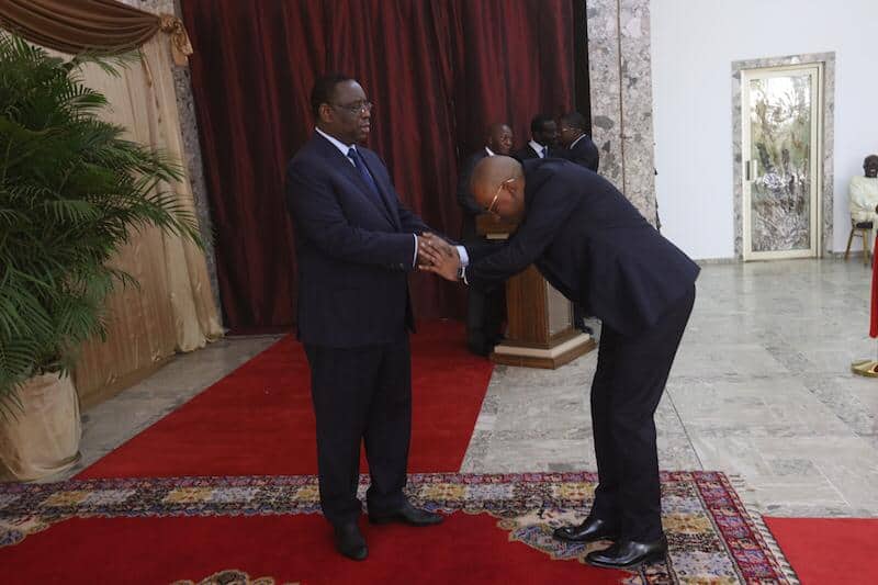 La révérence exagérée d'Oumar Sow, Ministre Conseiller envers Macky Sall secoue la toile La révérence exagérée d'Oumar Sow, Ministre Conseiller envers Macky Sall secoue la toile