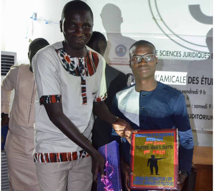 Les étudiants de l’UGB célèbrent le "mythique" coach Jean Sibadioumeg Diatta pour sa contribution au rayonnement de l’Université  Les étudiants de l’UGB célèbrent le "mythique" coach Jean Sibadioumeg Diatta pour sa contribution au rayonnement de l’Université