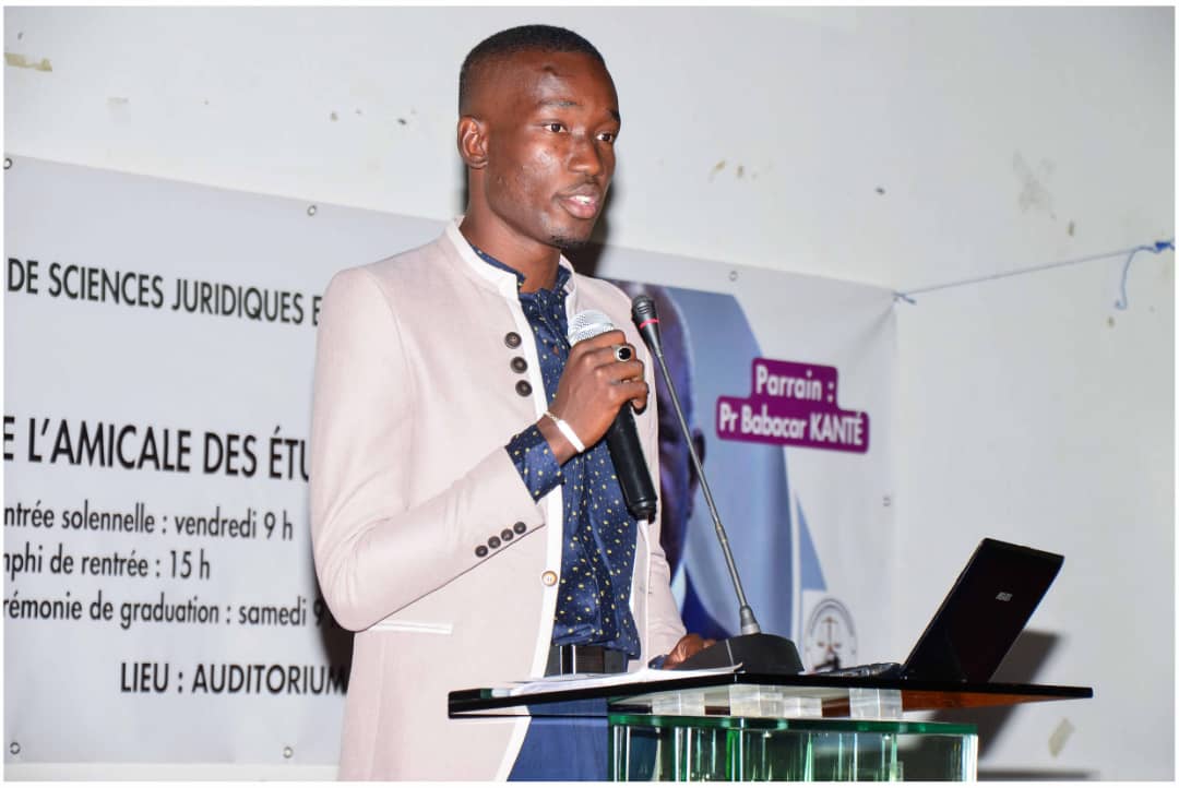 Les étudiants de l’UGB célèbrent le "mythique" coach Jean Sibadioumeg Diatta pour sa contribution au rayonnement de l’Université  Les étudiants de l’UGB célèbrent le "mythique" coach Jean Sibadioumeg Diatta pour sa contribution au rayonnement de l’Université