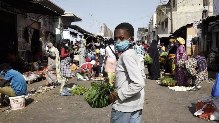 Le port du masque est obligatoire dans les espaces publics au Sénégal depuis le 19 avril 2020. Seyllou / AFP