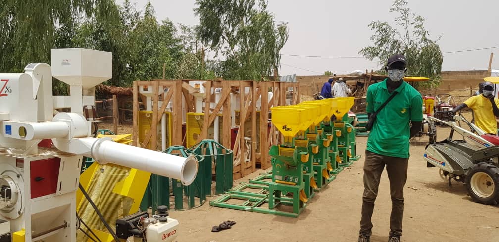 Direct – Matam : Moussa BADLÉ remet du matériel d’irrigation et des instrants aux producteurs (photos)
