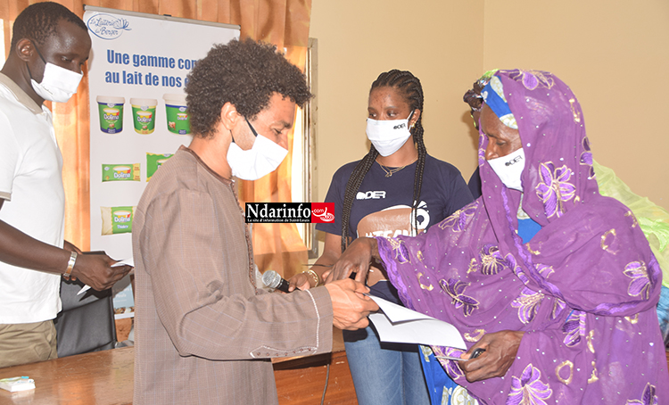 Remise symbolique de financement de la DER à une des bénéficiares. Remise symbolique de financement de la DER à une des bénéficiares.