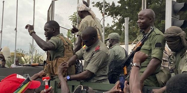 Des soldats maliens se dirigent vers la place de l'Indépendance à Bamako, ce mardi 18 août 2020. MALIK KONATE / AFP