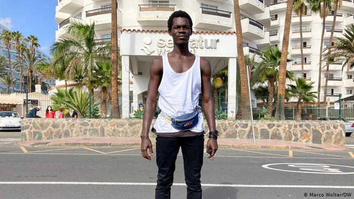 Babacar devant un hôtel dans la région de Maspalomas qui accueille les migrants.