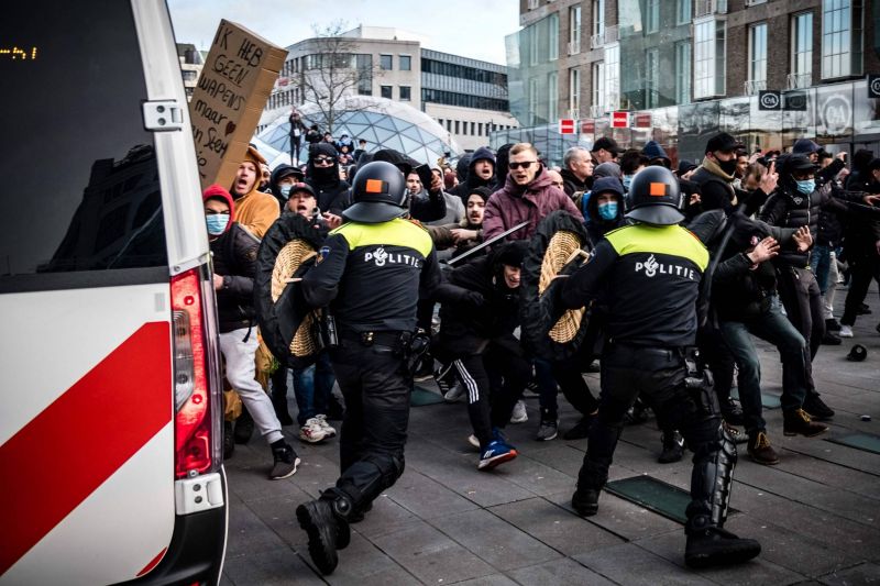 Covid-19 : aux Pays-Bas, pillages et heurts avec la police lors de manifestations anti couvre-feu