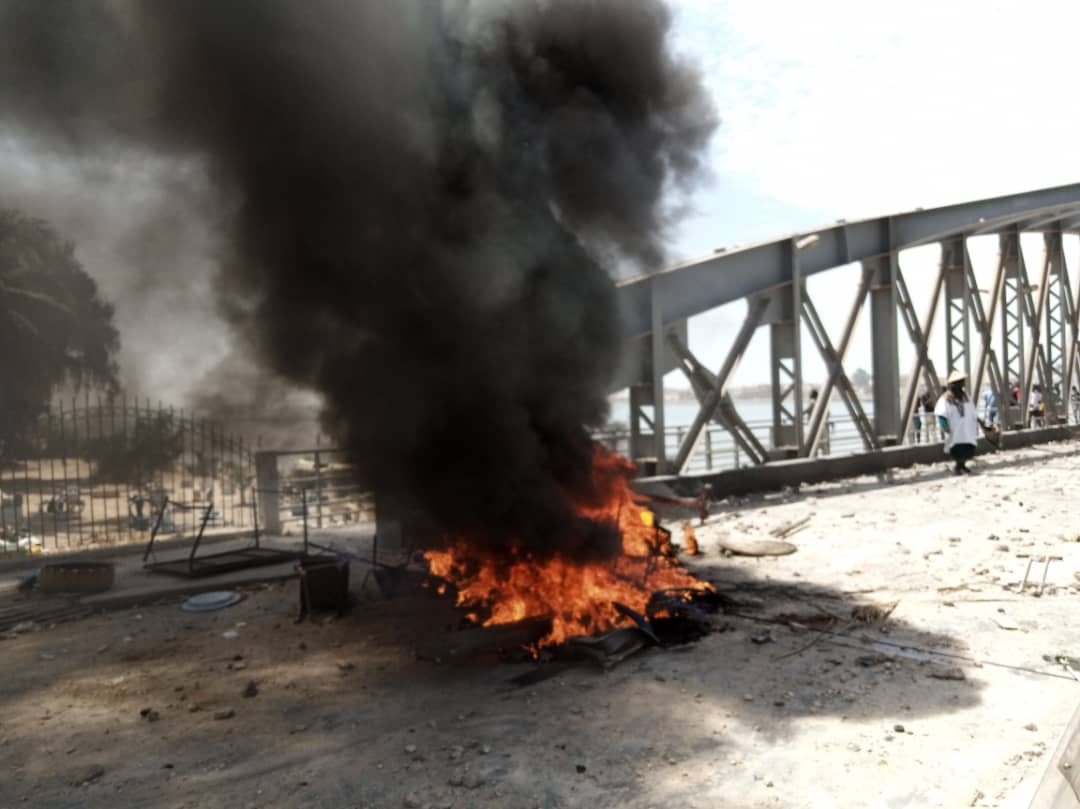 PHOTOS | Saint-Louis sous haute tension. Le siège de l'APR saccagé