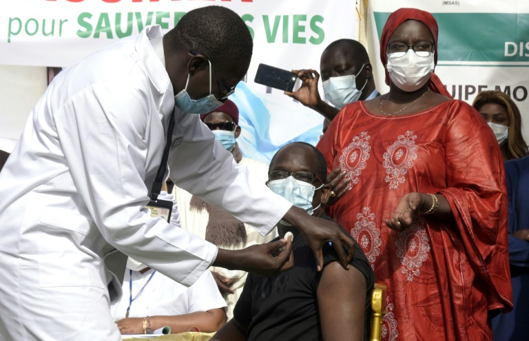 Coronavirus : plus de 200.000 personnes ont au moins reçu une dose de vaccin (officiel)