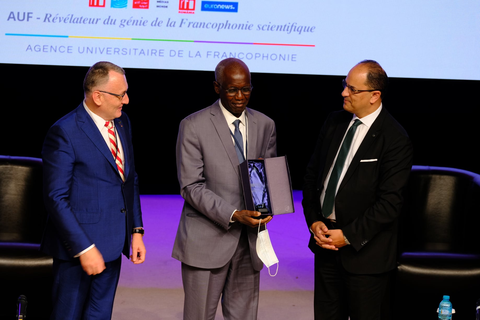 De gauche à droite : Sorin Cimpeanu, Président de l'AUF - Ibrahima Thioub, Lauréat du Pirx El Fassi 2021 - Slim Khalbous, Recteur de l'AUF