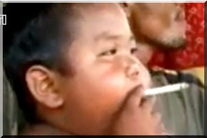 Le bébé-fumeur abandonne la cigarette mais... - [Vidéo]