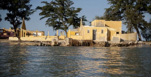 Près de Saint-Louis du Sénégal, la mer engloutit les villages.