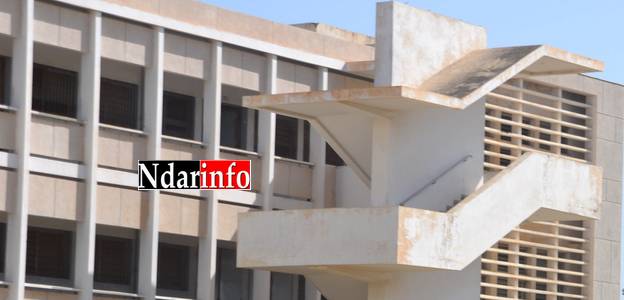 Qui a cambriolé la bibliothèque du lycée Charles De Gaulle ?