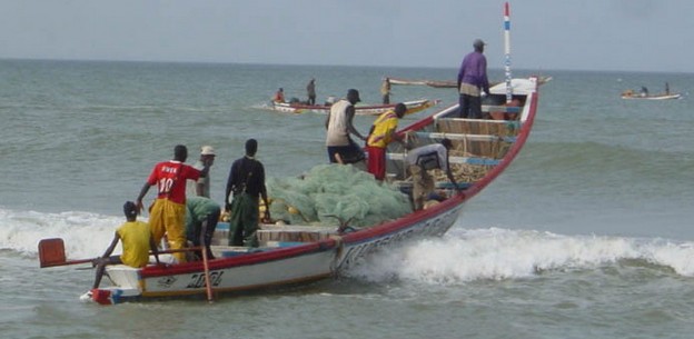Pris au piège par une houle dangereuse, trois pêcheurs Saint-Louisiens secourus en Guinée Bissao.