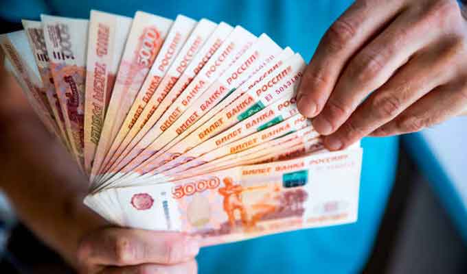 Le rouble russe chute de près de 30 % après les dernières sanctions