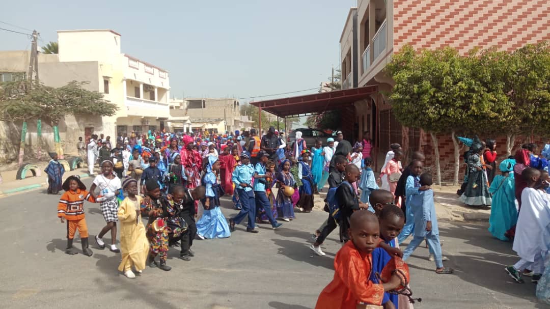 Mardi gras à Saint-Louis : Élèves et enseignants se sont déguisés en tenues traditionnelles, modernes et en supers héros Mardi gras à Saint-Louis : Élèves et enseignants se sont déguisés en tenues traditionnelles, modernes et en supers héros