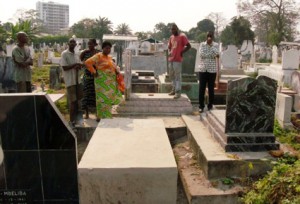 La sonnerie d’un téléphone dans un cercueil crée la panique au cimetière de Kintambo
