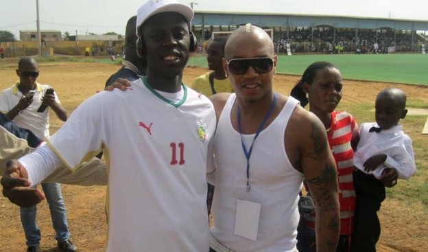 Photo archives: El Hadj Diouf avec un de ses fans au stade Me Babacar Sèye