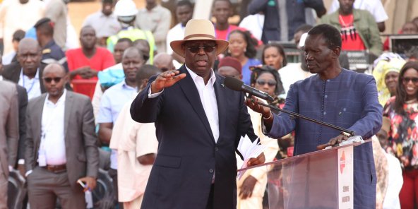 Limogeage du Directeur de l’hôpital de Louga : « Macky fait la politique de l’autruche pour masquer son échec » Limogeage du Directeur de l’hôpital de Louga : « Macky fait la politique de l’autruche pour masquer son échec »