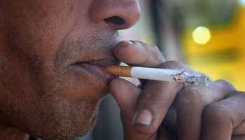 L'Assemblée nationale adopte la loi anti-tabac.