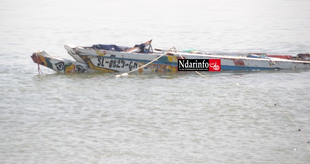 Accident tragique en mer : les photos de la pirogue fracassée par les vagues.