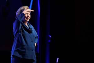 INSOLITE: Une femme lance une chaussure sur Hillary Clinton pendant une conférence
