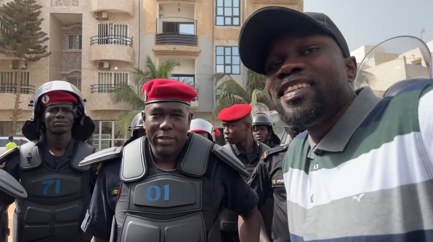 Mafé et boissons : Le très beau geste de Sonko pour les gendarmes parqués devant sa maison !