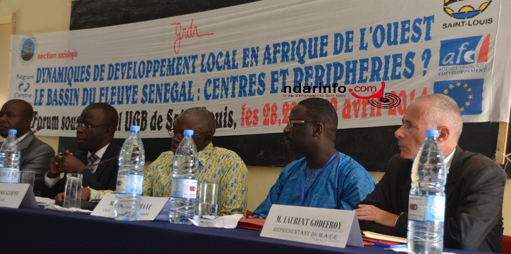 Le bassin du fleuve Sénégal : centre et périphérie de recherches au service du développement.