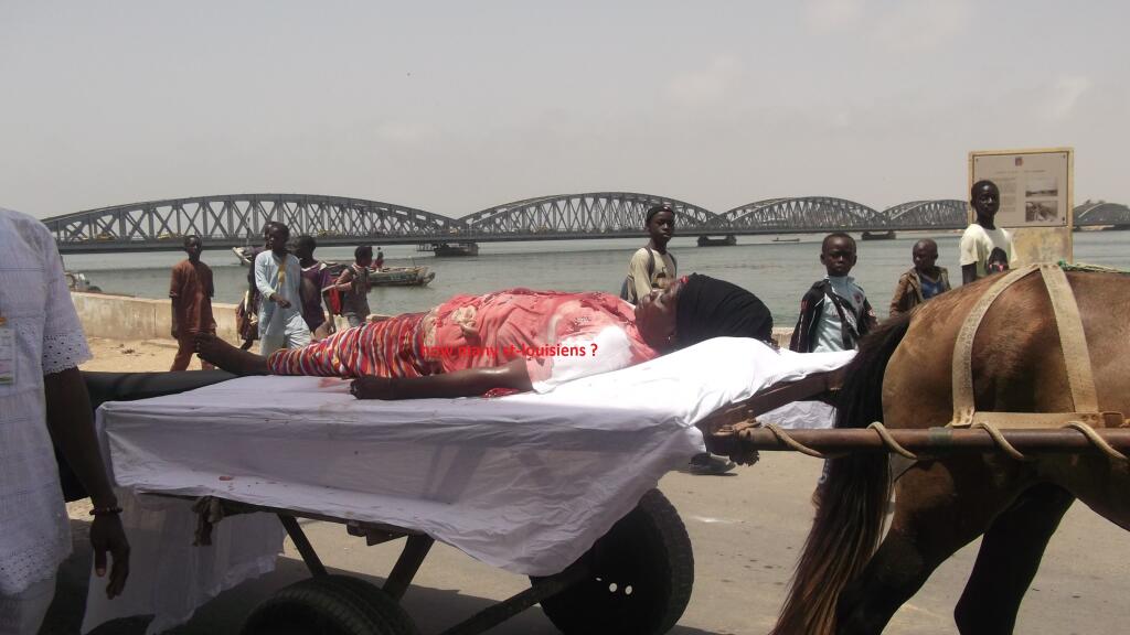 Saint-Louis - Biennale OFF : une scène jugée "occulte" sème la panique dans le quartier Sud. (Vidéo) Saint-Louis - Biennale OFF : une scène jugée "occulte" sème la panique dans le quartier Sud. (Vidéo)