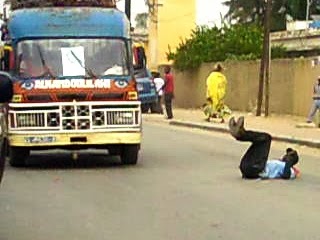 Saint-Louis: un enfant de 8 ans fauché par un taxi à la Cité Vauvert, ce matin. Saint-Louis: un enfant de 8 ans fauché par un taxi à la Cité Vauvert, ce matin.