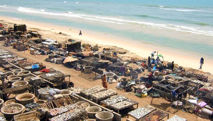 GUET NDAR : La mer dévaste DIAMALAYE. Les transformatrices de «  Siine » déboussolées.