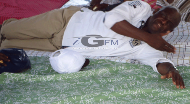  Images:Locales 2014 : Insolites – Quand Mansour Faye se tape une pause en pleine campagne