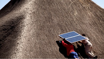Installation de panneaux solaires chez un client d'EDF dans la province de Gaborone, au Botswana. © Eranian Philippe/JA