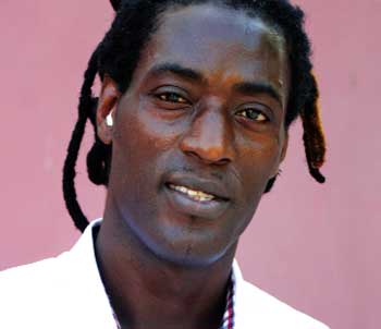 Tabassé par le garde du corps de Cheikh Amar, Mame Goor Djazaka perd trois rastas Tabassé par le garde du corps de Cheikh Amar, Mame Goor Djazaka perd trois rastas