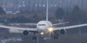 Un avion de la Malaysia Airlines s'écrase à la frontière entre l'Ukraine et la Russie avec à bord 280 passagers et 15 membres d'équipage