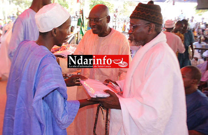 Le Kurel remet un présent à Serigne Mohsine LY, dirceteur d'un Intitut coranique à Pikine. Le Kurel remet un présent à Serigne Mohsine LY, dirceteur d'un Intitut coranique à Pikine.