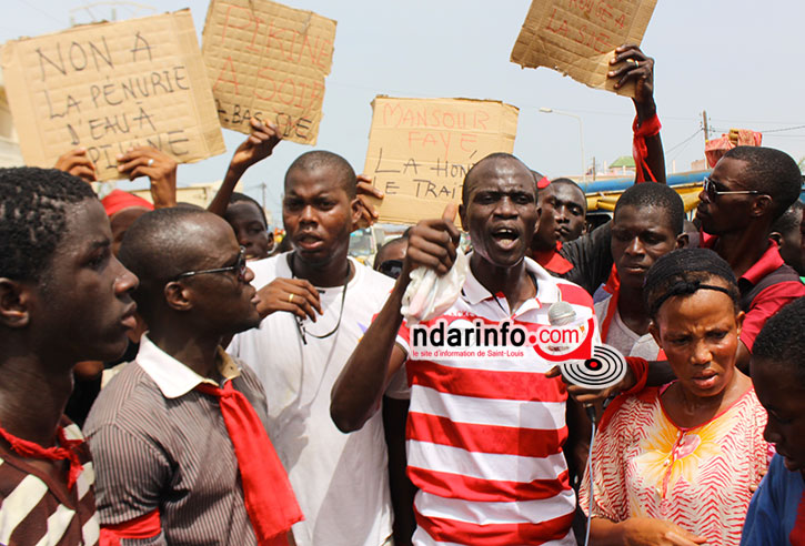 VIDEO - Pénurie d’eau à Pikine/Saint-Louis : les populations bloquent la Rn2 et s’en prennent à Mansour FAYE. VIDEO - Pénurie d’eau à Pikine/Saint-Louis : les populations bloquent la Rn2 et s’en prennent à Mansour FAYE.