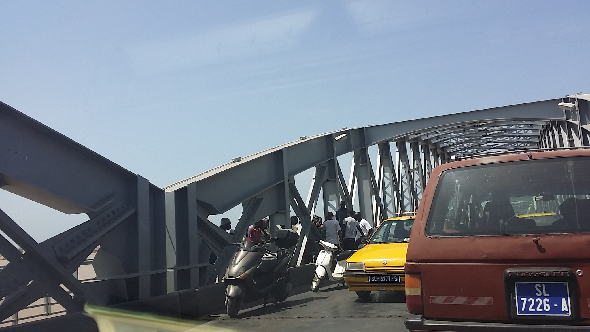 Dernière minute - Accident sur le pont: deux scooters se tamponnent.
