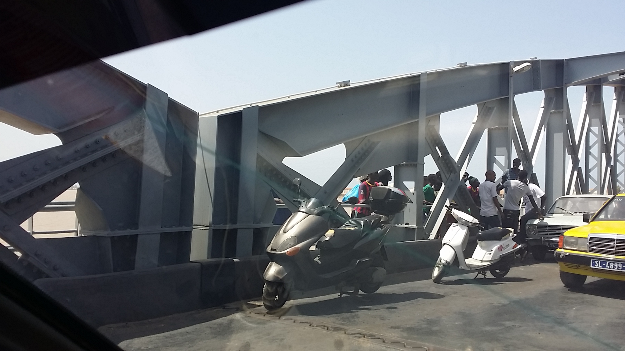 Dernière minute - Accident sur le pont: deux scooters se tamponnent. Dernière minute - Accident sur le pont: deux scooters se tamponnent.