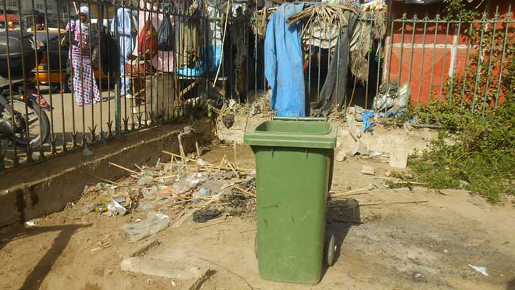 ECOLE KHAYAR MBENGUE (ex Avenue De Gaulle): Les murs transformés en urinoir et en dépotoir d'ordures.  ECOLE KHAYAR MBENGUE (ex Avenue De Gaulle): Les murs transformés en urinoir et en dépotoir d'ordures.