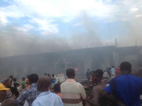 Le grand marché de Libreville prend feu: Des centaines de cantines tenues par des Sénégalais partent en fumée