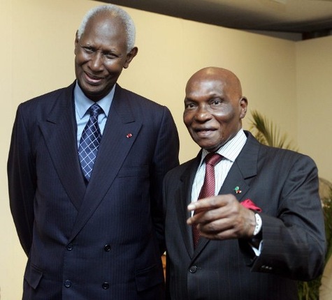Sénégal, le 19 mars 2000, Me Abdoulaye Wade (droite) accède au pouvoir après avoir passé 26 ans dans l’opposition sénégalaise.
