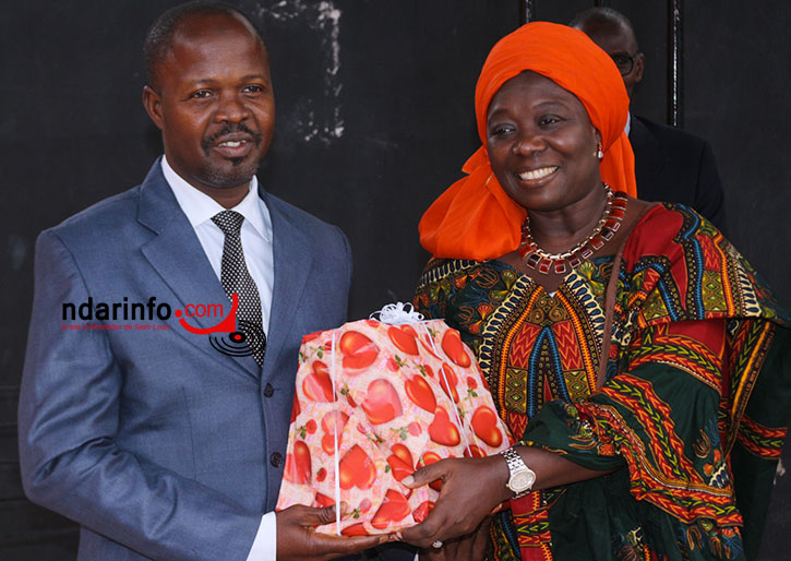 Le Dr Mamadou DIA de l’Université des Lettres et Sciences humaines de Bamako remet un cadeau de satisfaction du CEPS à Mme WARDINI