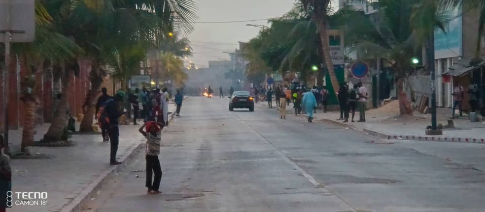 Saint-Louis : l'avenue général de Gaulle bloquée. Un véhicule de la police incendié (photos)
