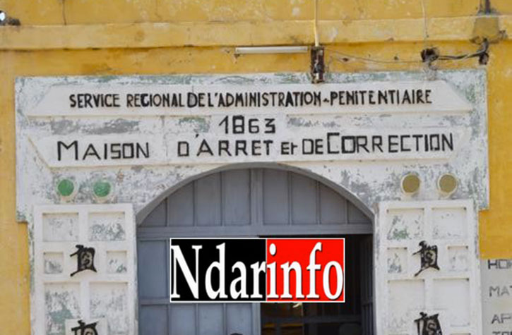 SAINT-LOUIS:  Le professeur d’anglais homo et maitre-chanteur écope d’un mois de prison ferme SAINT-LOUIS:  Le professeur d’anglais homo et maitre-chanteur écope d’un mois de prison ferme