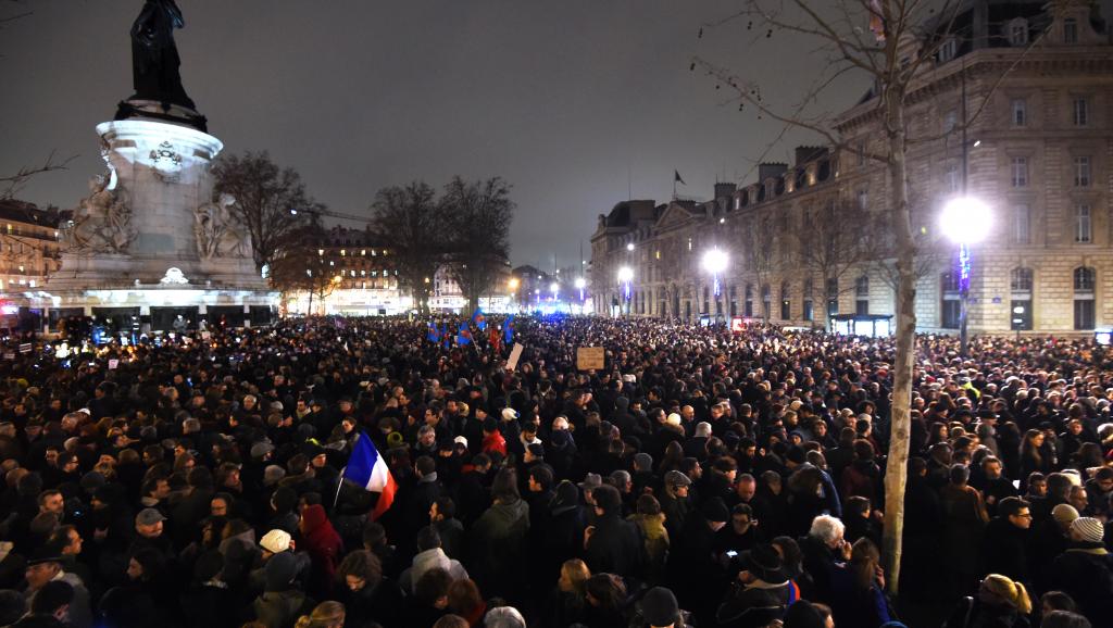 Près de 5000 personnes se sont spontanément rassemblées place de la République à Paris, le 7 janvier, à la suite du massacre perpétré au sein de la rédaction de l'hebdomadaire Charlie Hebdo.