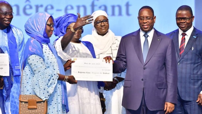 Macky Sall arrose les "Baadiénou Gokh" de billets de banque