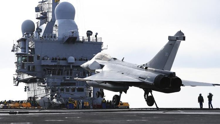 Un Rafale sur le porte-avion Charles-de-Gaulle au large de Toulon, le 13 janvier 2015 (Photo Anne-Christine Poujoulat. AFP)